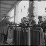 Algérie. Des militaires fêtent l'aïd el-séghir. Le méchoui.