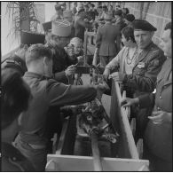 Algérie. Des militaires fêtent l'aïd el-séghir. Le méchoui.
