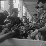 Algérie. Des militaires fêtent l'aïd el-séghir. Le méchoui.