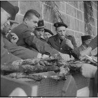 Algérie. Des militaires fêtent l'aïd el-séghir. Le méchoui.