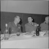 Algérie. Des militaires fêtent l'aïd el-séghir. Le repas à table.