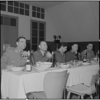 Algérie. Des militaires fêtent l'aïd el-séghir. Le repas à table.