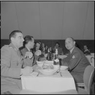 Algérie. Des militaires fêtent l'aïd el-séghir. Le repas à table.
