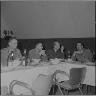 Algérie. Des militaires fêtent l'aïd el-séghir. Le repas à table.
