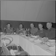 Algérie. Des militaires fêtent l'aïd el-séghir. Le repas à table.