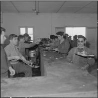 Algérie. Des militaires fêtent l'aïd el-séghir. Le repas.