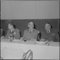 Algérie. Des militaires fêtent l'aïd el-séghir. Le repas à table.