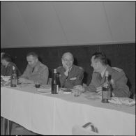 Algérie. Des militaires fêtent l'aïd el-séghir. Le repas à table.