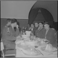 Algérie. Des militaires fêtent l'aïd el-séghir. Le repas à table.