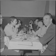 Algérie. Des militaires fêtent l'aïd el-séghir. Le repas à table.