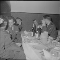 Algérie. Des militaires fêtent l'aïd el-séghir. Le repas à table.