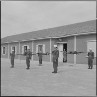 Algérie. Des militaires fêtent l'aïd el-séghir. Le méchoui.