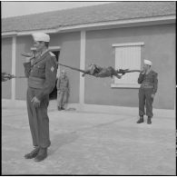 Algérie. Des militaires fêtent l'aïd el-séghir. Le méchoui.