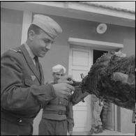 Algérie. Des militaires fêtent l'aïd el-séghir. Le méchoui.