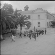 Alger. Hôpital Maillot. Obsèques de deux soldats. Des militaires apportent des couronnes de fleurs.