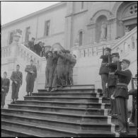 Alger. Hôpital Maillot. Obsèques de deux soldats. Sortie de l'église.