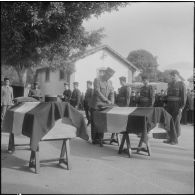 Alger. Hôpital Maillot. Obsèques de deux soldats. Remise de décoration à titre posthume.