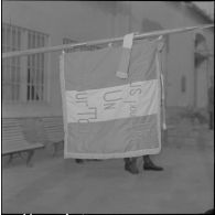 Alger. Prise de commandement au BRA. Devise "Tous pour un un pour tous" brodée sur le drapeau.