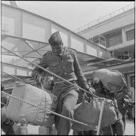 Alger. Départ des dernières troupes d'outre-mer stationnées en Algérie.