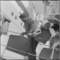 Alger. Départ des dernières troupes d'outre-mer stationnées en Algérie.
