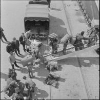 Alger. Départ des dernières troupes d'outre-mer stationnées en Algérie.