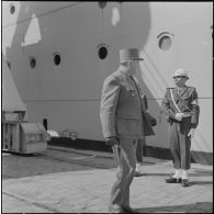 Alger. Départ des dernières troupes d'outre-mer stationnées en Algérie. Le général Hublot passe la police municipale en revue.