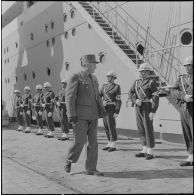 Alger. Départ des dernières troupes d'outre-mer stationnées en Algérie. Le général Hublot passe la police municipale en revue.