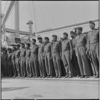 Alger. Départ des dernières troupes d'outre-mer stationnées en Algérie. Revue des troupes.