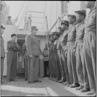 Alger. Départ des dernières troupes d'outre-mer stationnées en Algérie. Le général Hublot passe les troupes en revue.