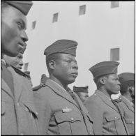 Alger. Départ des dernières troupes d'outre-mer stationnées en Algérie. Revue des troupes.
