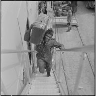 Alger. Départ des dernières troupes d'outre-mer stationnées en Algérie.