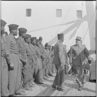 Alger. Départ des dernières troupes d'outre-mer stationnées en Algérie. Le général Hublot passe les troupes en revue.