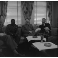 Alger. Départ des dernières troupes d'outre-mer stationnées en Algérie. Le général Hublot avec des officiers.