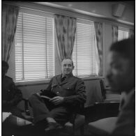 Alger. Départ des dernières troupes d'outre-mer stationnées en Algérie. Un officier.