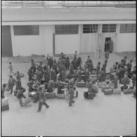 Alger. Départ des dernières troupes d'outre-mer stationnées en Algérie.