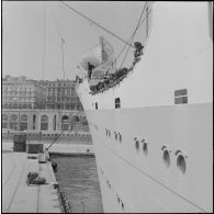 Alger. Départ des dernières troupes d'outre-mer stationnées en Algérie.