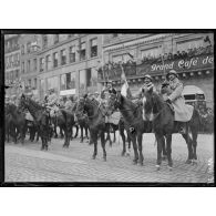 Strasbourg (Alsace). Remise de la Grande Croix de la Légion d' Honneur au général Gouraud. le drapeau du 28e d'artillerie.<br> [légende d'origine]