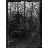 Mortzwiller (Alsace). Soldats italiens établissant une voie de 0,60 m. [légende d'origine]