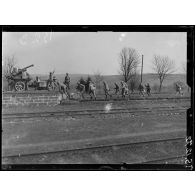 Sentheim (Alsace). Section d'autocanons en position. Les artilleurs courent aux pièces. [légende d'origine]