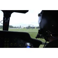Dans le cockpit d'un hélicoptère Fennec avec des commandos de l'air parachutistes du CPA 20 MASA (mesures actives de sûreté aérienne).