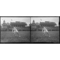 Auteuil. Cross-country militaire. Lancement du poids par un moniteur de Joinville. [légende d'origine]