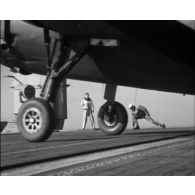 Manoeuvre en Oranie : le porte-avions Bois Belleau.