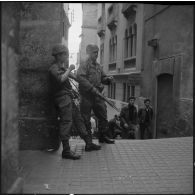 Alger. Grève générale à l'appel de l'Organisation armée secrète (OAS). Une patrouille dans une rue.