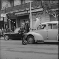 Alger. Grève générale à l'appel de l'Organisation armée secrète (OAS). Un soldat contrôle un homme et sa voiture.