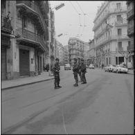Alger. Grève générale à l'appel de l'Organisation armée secrète (OAS). Une patrouille dans une rue.