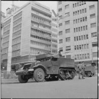 Alger. Grève générale à l'appel de l'Organisation armée secrète (OAS). Un half-track devant le bâtiment de la Dépêche d'Algérie.