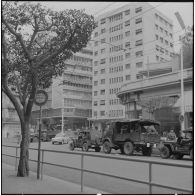 Alger. Grève générale à l'appel de l'Organisation armée secrète (OAS). Des soldats stationnés à bord de différents véhicules devant le bâtiment de La Dépêche d'Algérie.