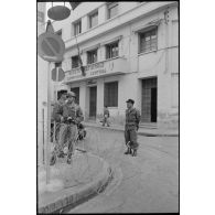 Oran. Grève générale à l'appel de l'Organisation armée secrète (OAS). Une patrouille devant le commissariat central (Sûreté nationale).