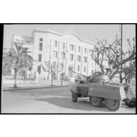 Oran. Grève générale à l'appel de l'Organisation armée secrète (OAS). Une patrouille devant le lycée Ardaillon.