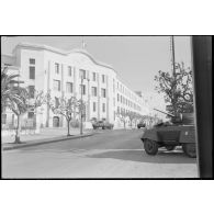 Oran. Grève générale à l'appel de l'Organisation armée secrète (OAS). Des patrouilles devant le lycée Ardaillon.